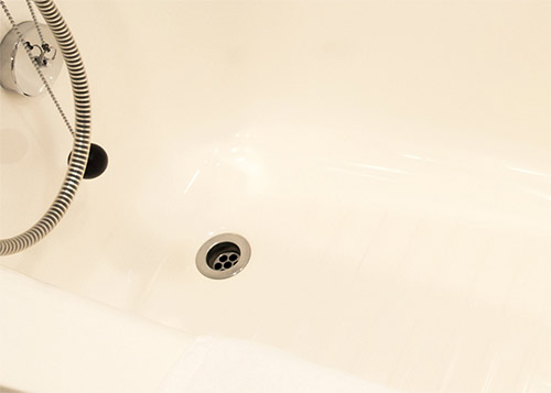 排水し、穴部分にシャワーを注ぎ入れて、風呂釜内部に残っている洗浄液や汚れをすすいでください。