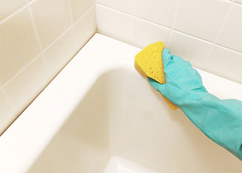 仕上げに浴槽や浴槽備品を洗い流せば、水アカやヌメリもすっきり。汚れが気になる場合は、スポンジでこすり洗いしてください。