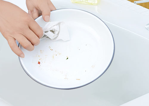 先に汚れを拭き取る