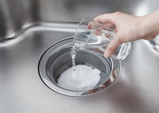 40°C程度のぬるま湯をコップ1杯程度(約200ml)入れてください。