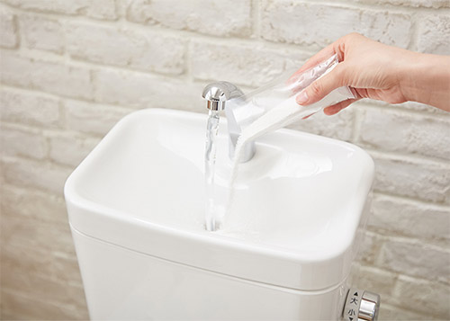 一度排水し、トイレタンクの手洗い用排水口から給水中に本剤1包を入れてください。