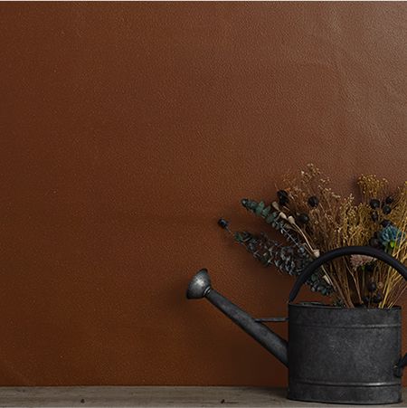 壁紙に塗れる壁紙ペンキ『マットウォール』のラストブラウン